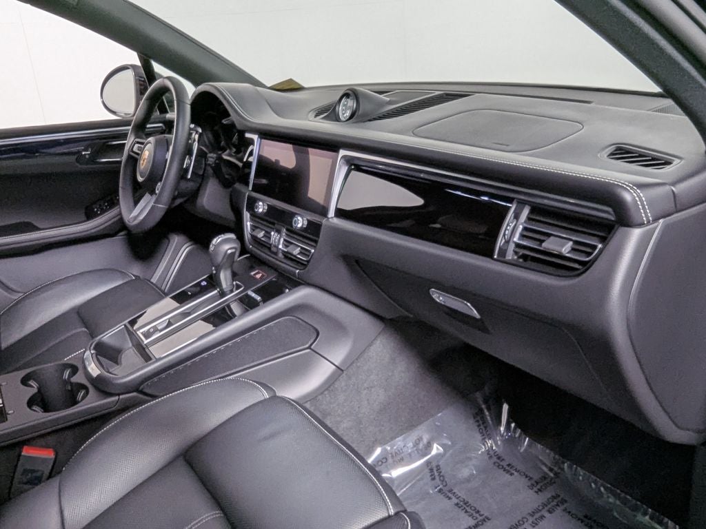 2025 Porsche Macan T